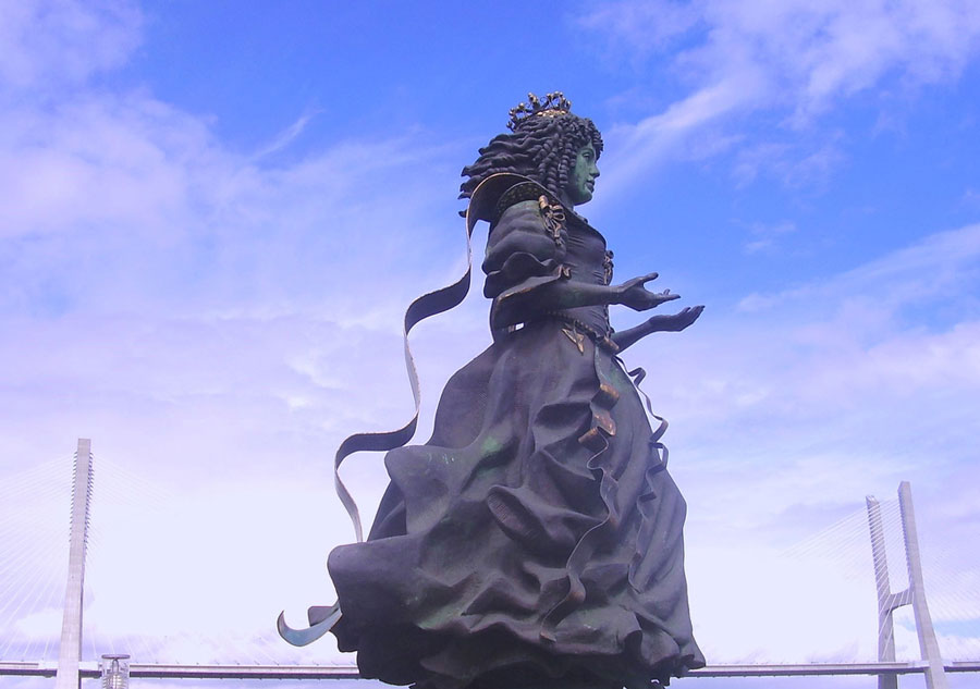 Estatua de Catalina de Braganza, situada en Lisboa 