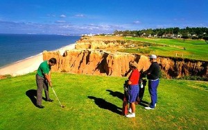 El Golf es un deporte que se puede practicar en Portugal y el cual ofrece un gran contacto con la naturaleza