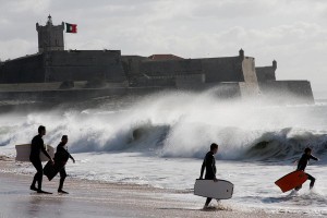 Los deportes acuáticos son muy populares en las playas de Lisboa (Foto Flickr de xNstAbLe)