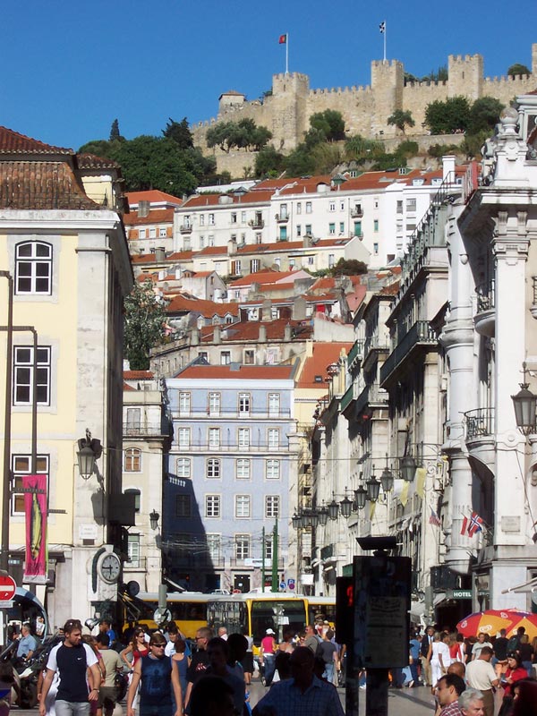 Concurrida calle del centro de Lisboa, ideal para ir de compras (Foto Flickr de crwilliams)